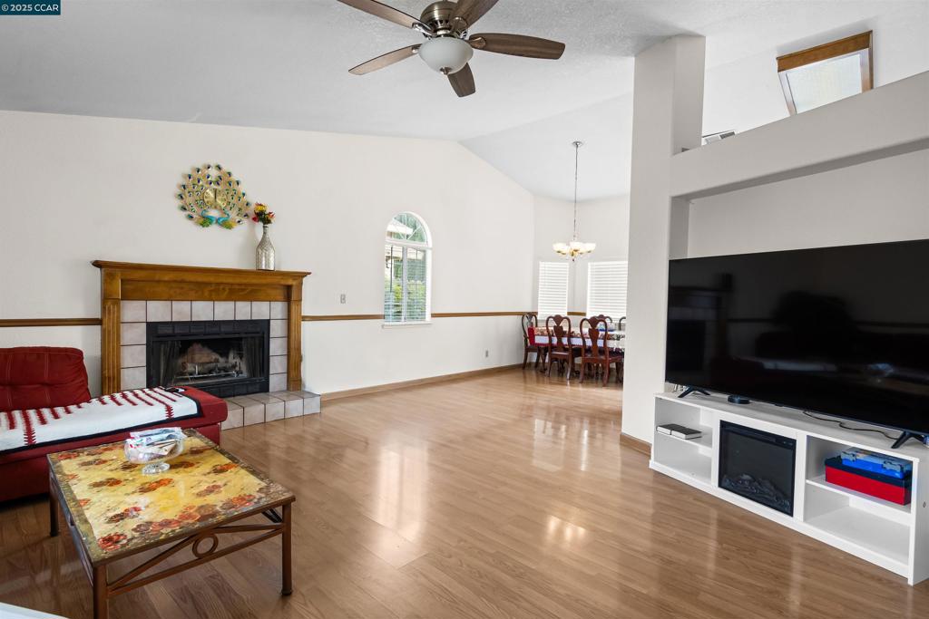 947 Burlwood Ct, Los Banos, CA 93635