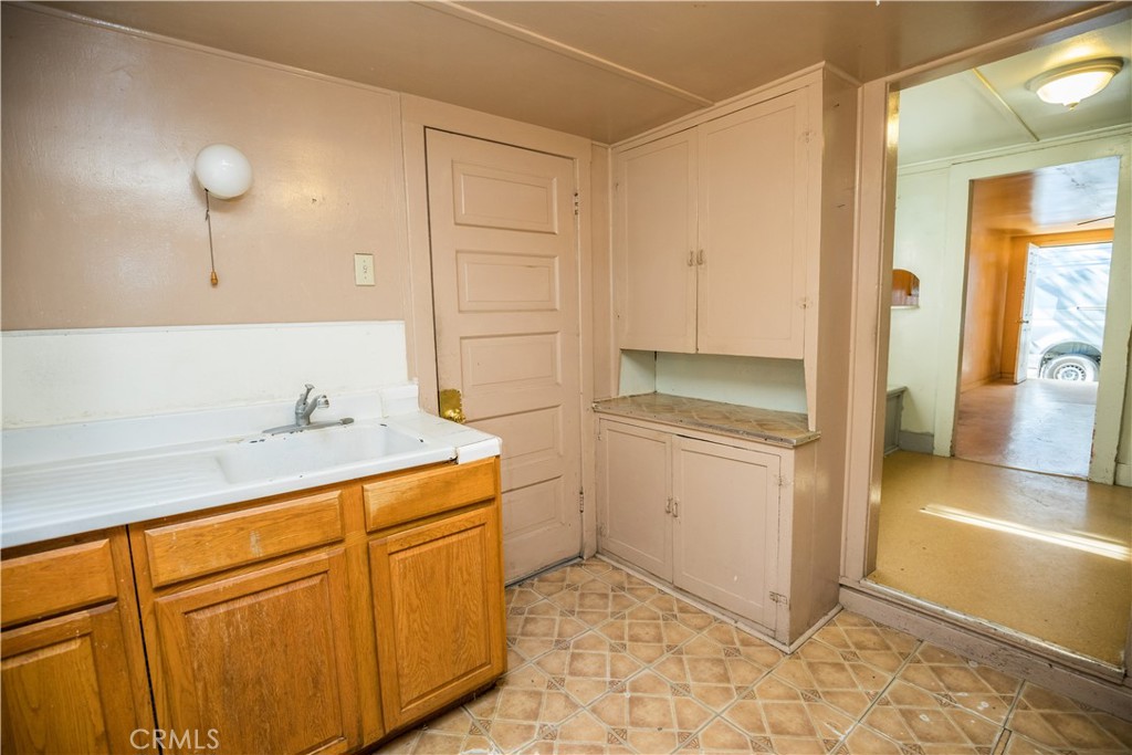 1122 N St, Merced, CA 95341