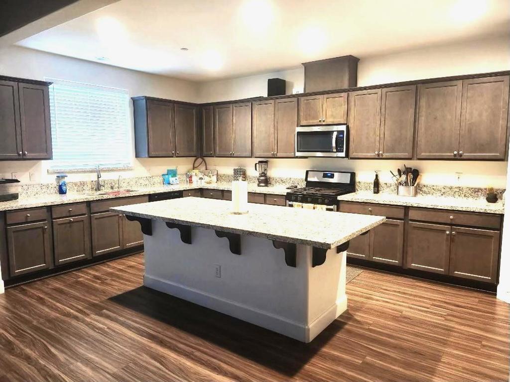 401 Manuel Ct, Los Banos, CA 93635