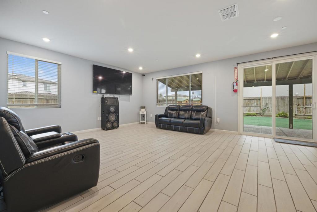 2075 Martin St, Los Banos, CA 93635