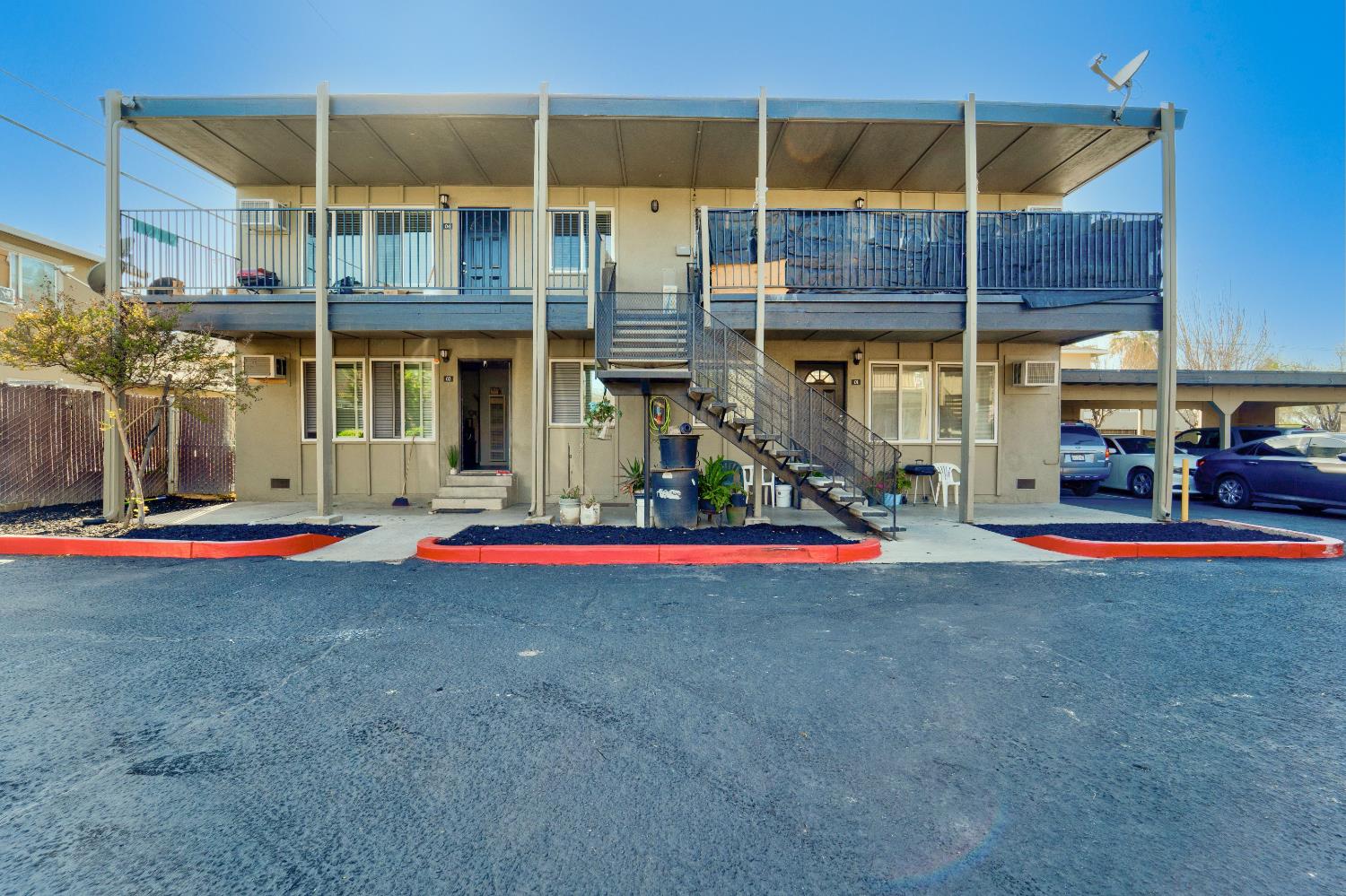 133 W I St, Los Banos, CA 93635