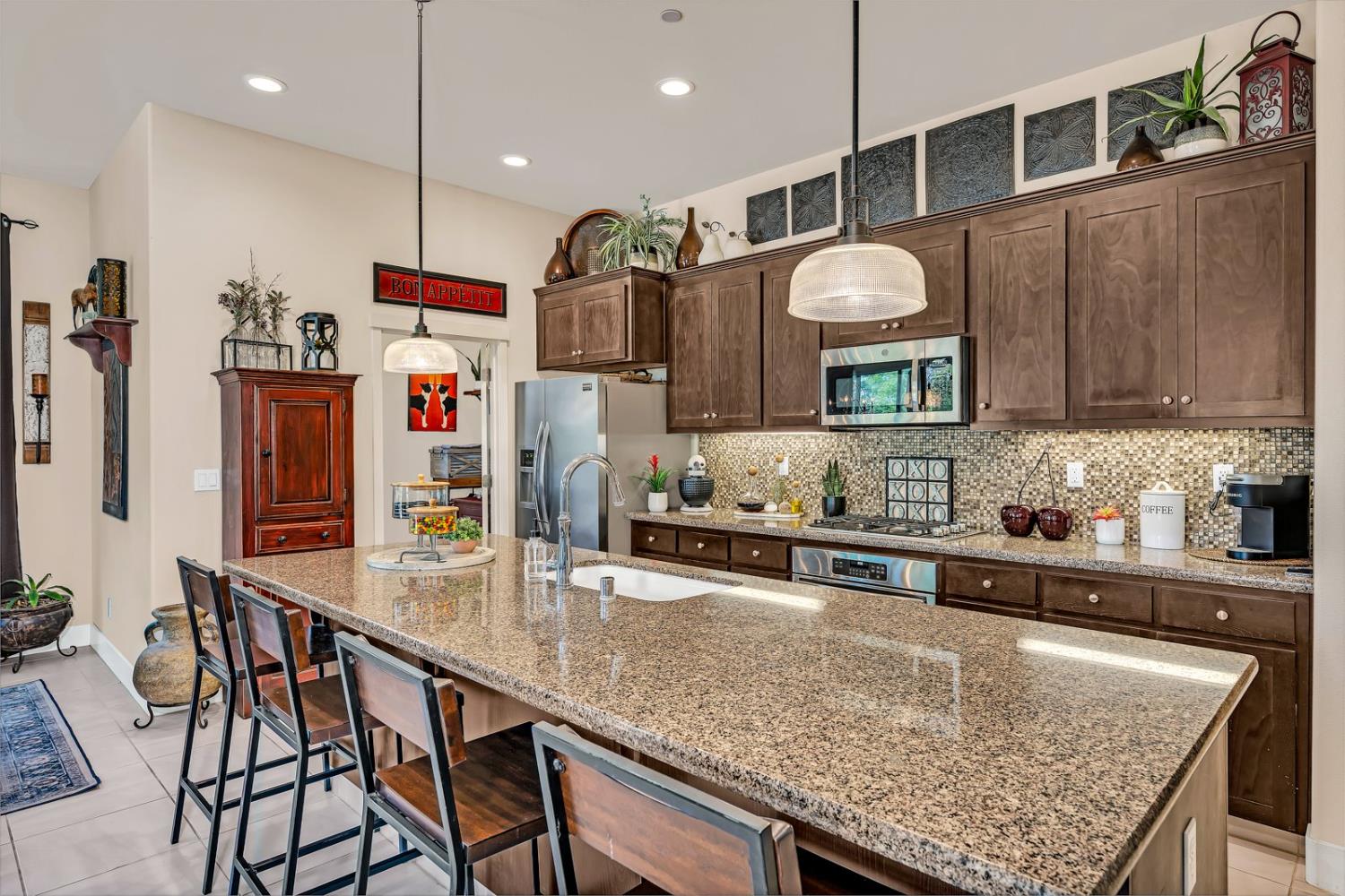 1608 Dolomite Ct, Los Banos, CA 93635