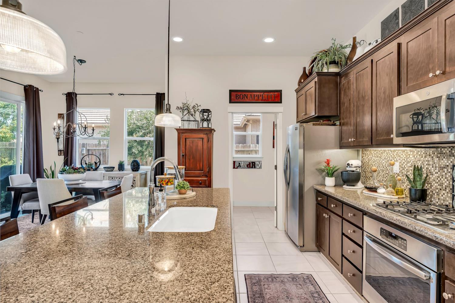 1608 Dolomite Ct, Los Banos, CA 93635