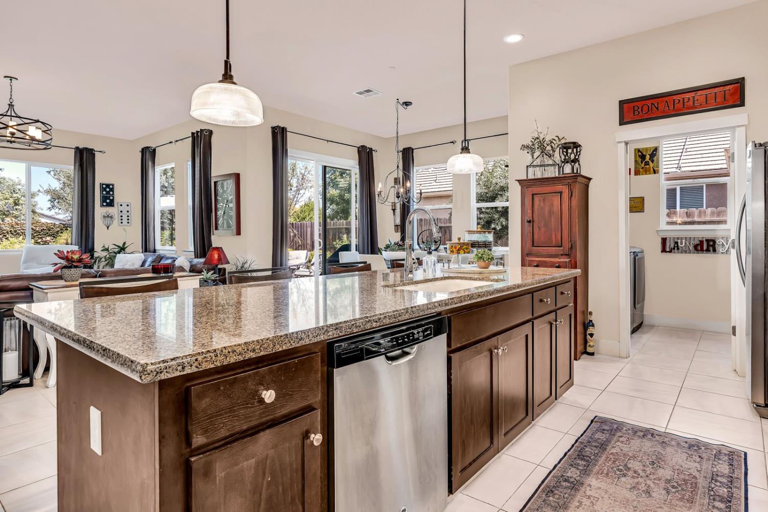 1608 Dolomite Ct, Los Banos, CA 93635