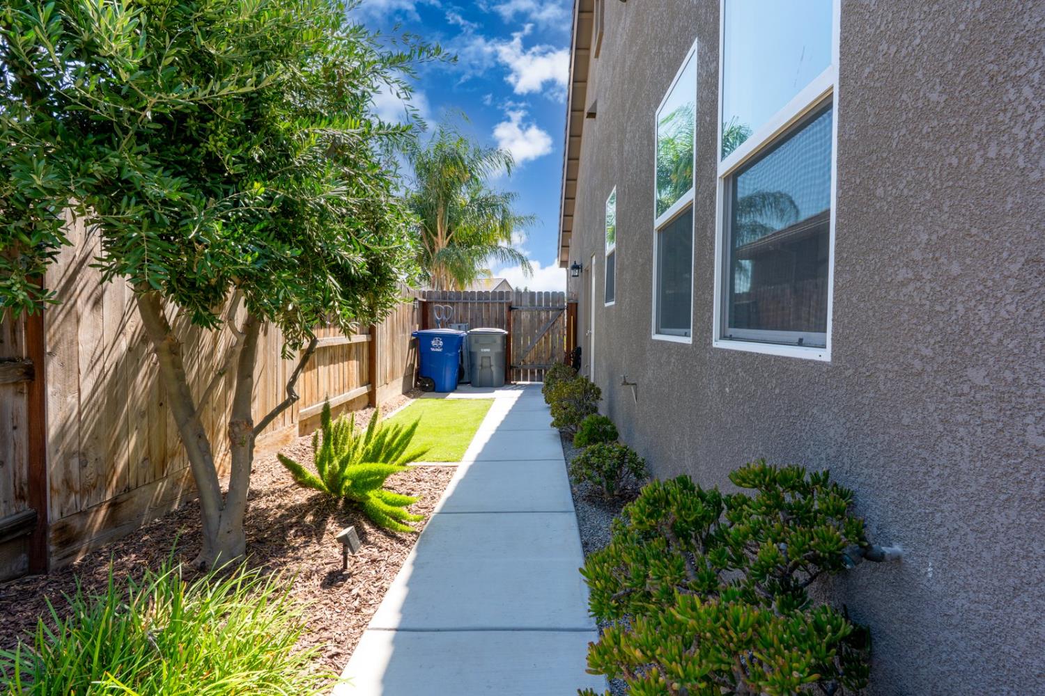 1608 Dolomite Ct, Los Banos, CA 93635