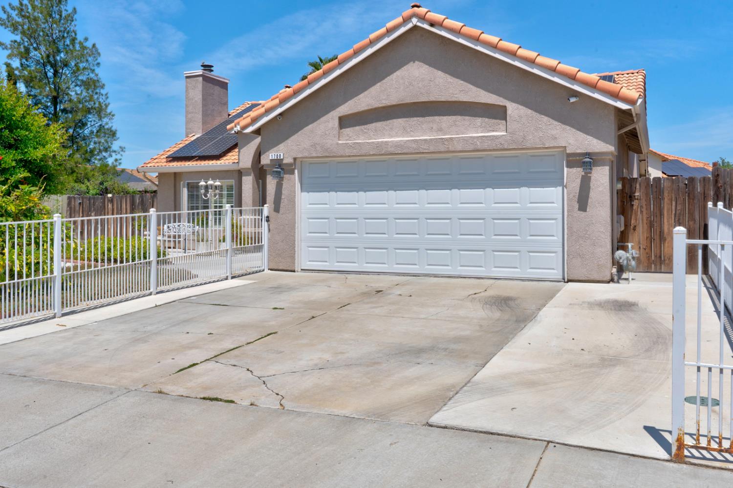1700 San Simeone Way, Los Banos, CA 93635