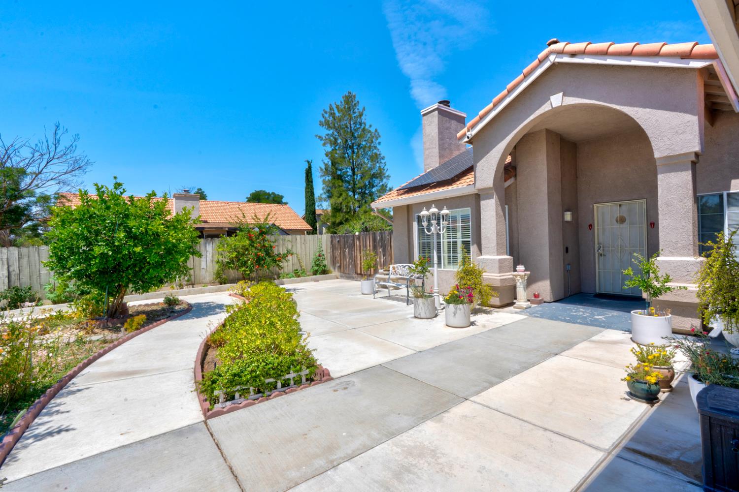 1700 San Simeone Way, Los Banos, CA 93635