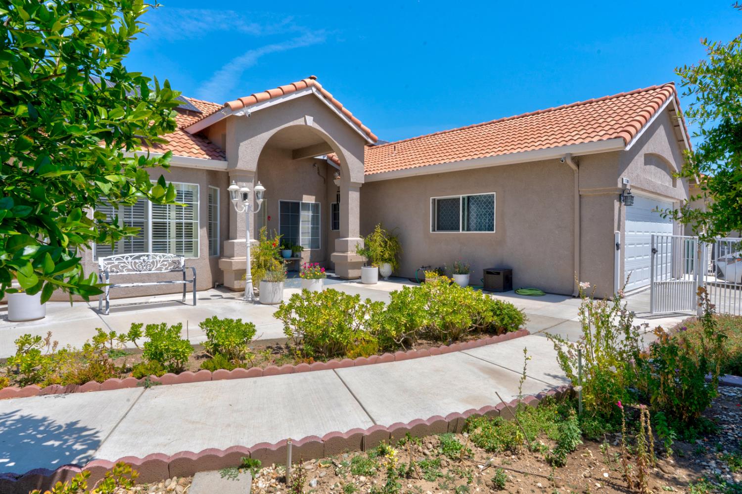 1700 San Simeone Way, Los Banos, CA 93635
