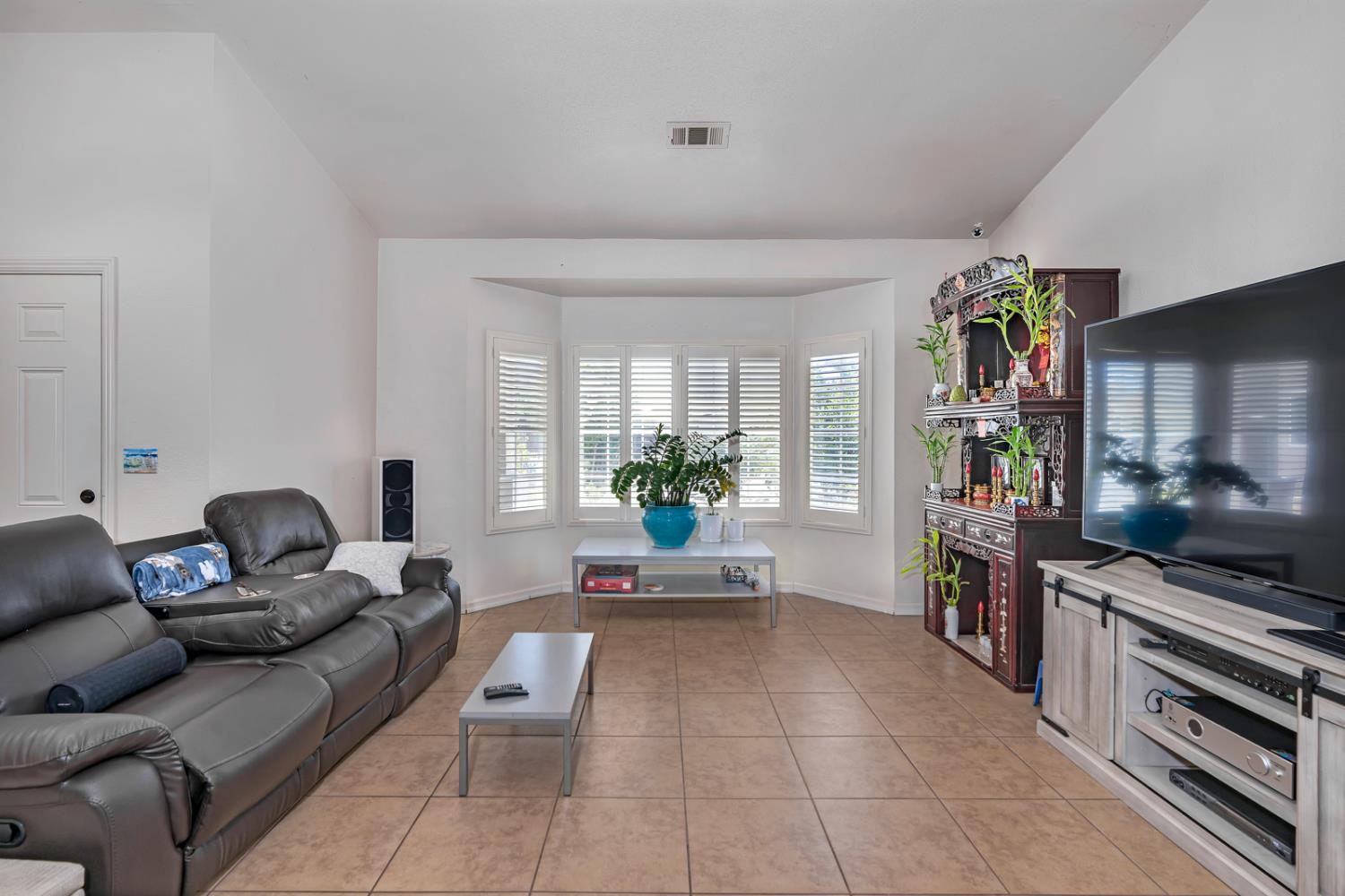 1700 San Simeone Way, Los Banos, CA 93635