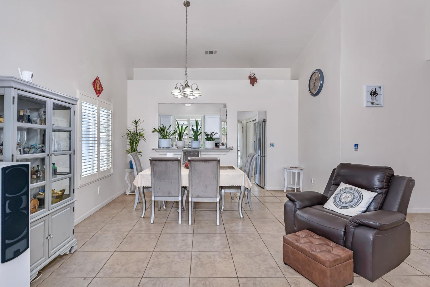 1700 San Simeone Way, Los Banos, CA 93635