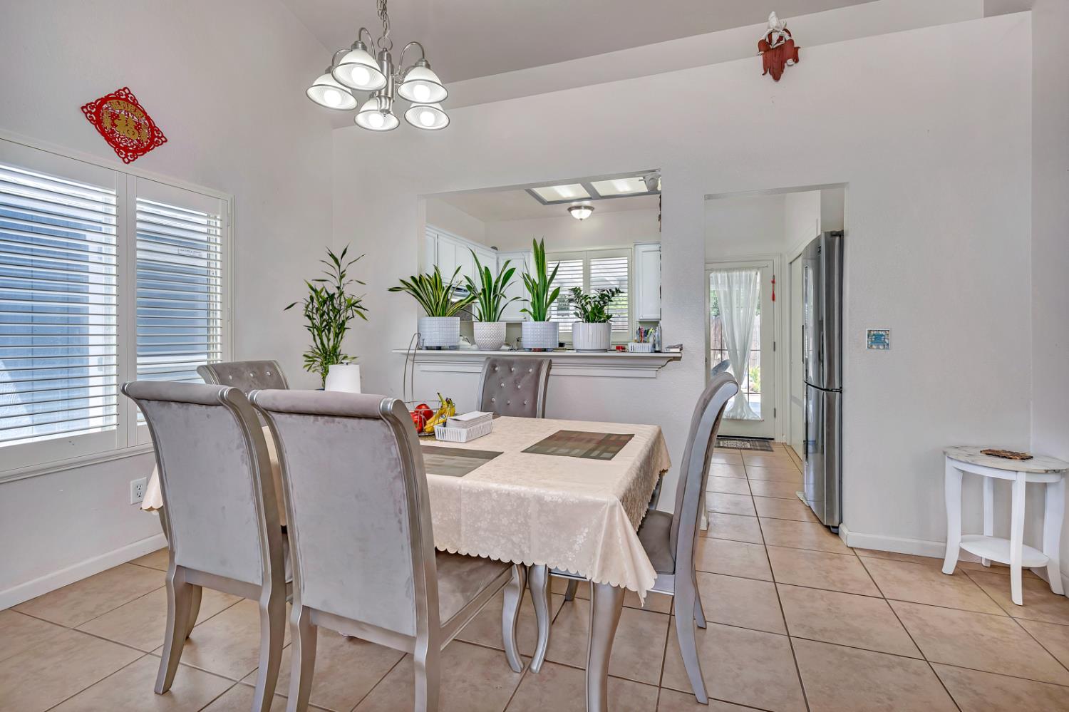 1700 San Simeone Way, Los Banos, CA 93635
