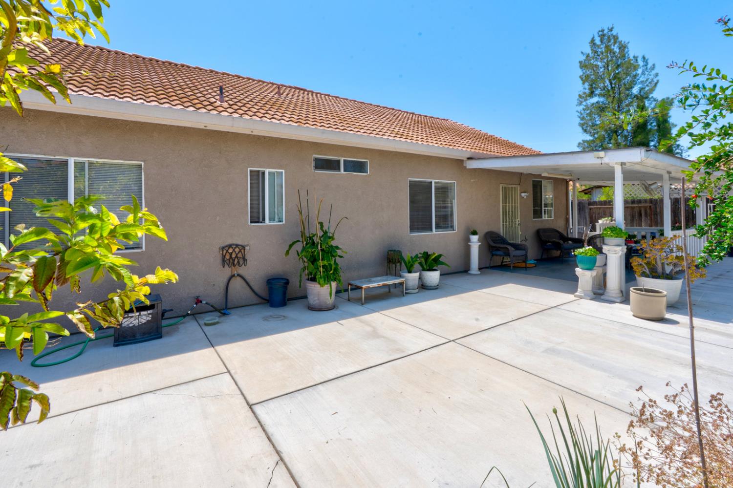 1700 San Simeone Way, Los Banos, CA 93635