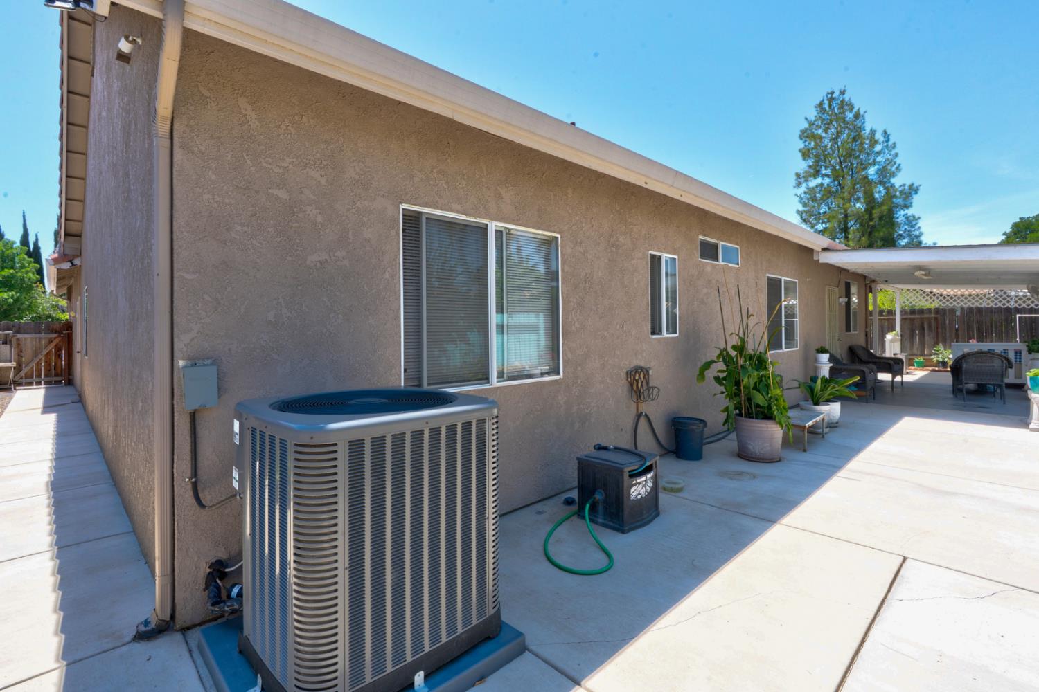 1700 San Simeone Way, Los Banos, CA 93635