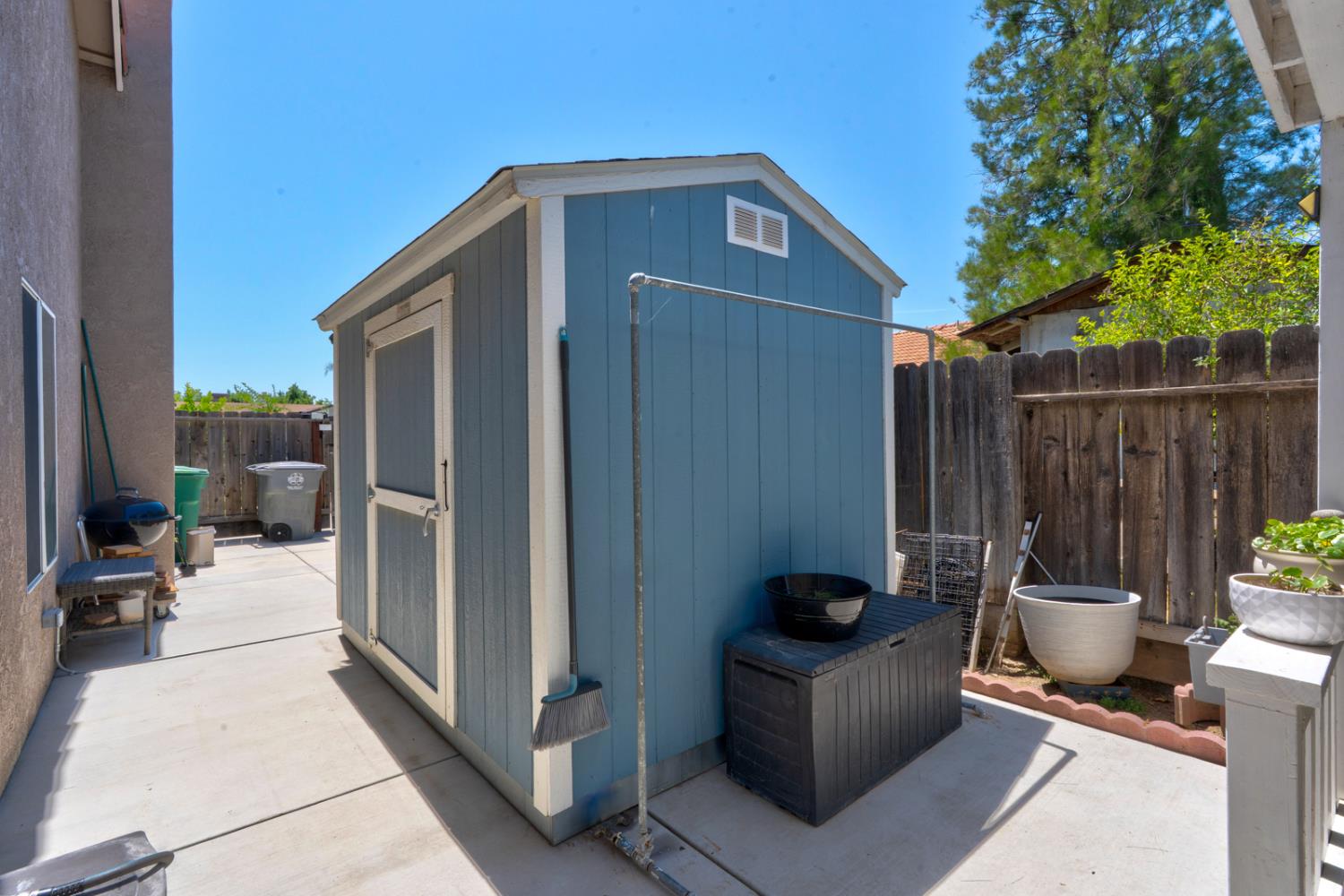 1700 San Simeone Way, Los Banos, CA 93635